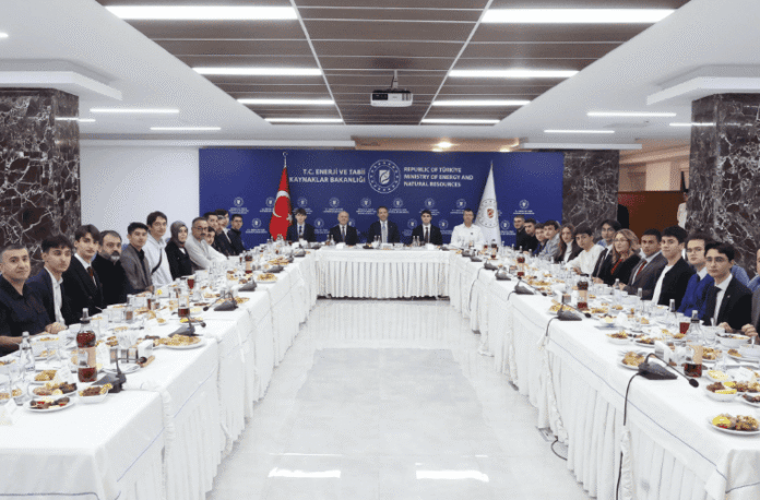 Bakan Bayraktar, Ankara'da İmam Hatip Lisesi Öğrencileriyle Enerji Vizyonunu Paylaştı
