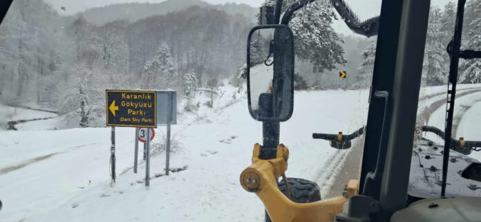 Bursa Büyükşehir Belediyesi, Kar Yağışında 28 Mahallenin Yolunu Bayramda Açık Tuttu