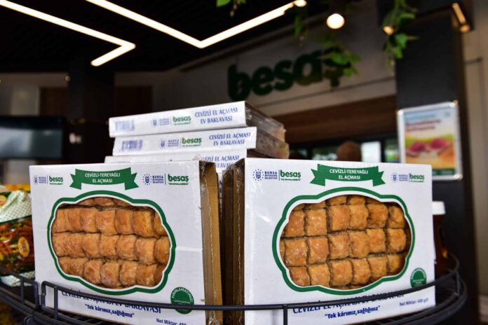 BESAŞ’ın Geleneksel Cevizli El Açması Baklavası Bursa’da Vatandaşların Bayram Sofralarında Yerini Alıyor